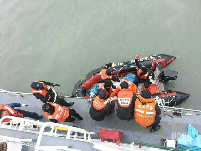 구조작업 벌이는 해경 <사진=해양경찰청>