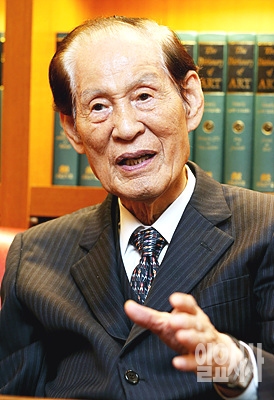 <일요시사>와 대담 나누는 이만섭 전 국회의장