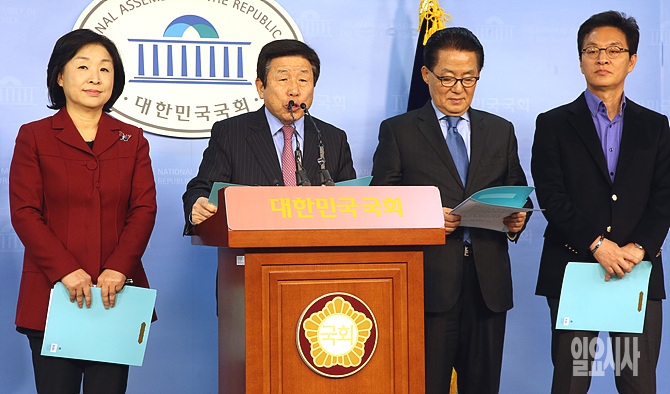10일, 새정치민주연합 유인태 의원 및 정의당 심상정, 새정치민주연합 박지원, 새누리당 정두언 의원이 국회 정론관에서 사형제 폐지 기자회견을 갖고 있다.