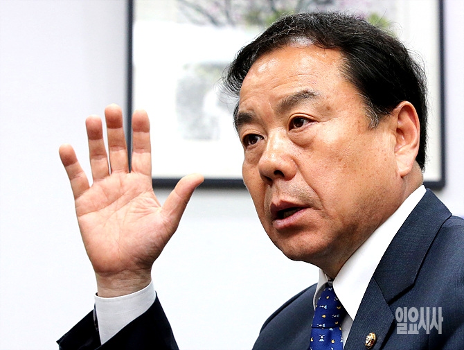 <일요시사>와 대담 나누는 이우현 새누리당 의원