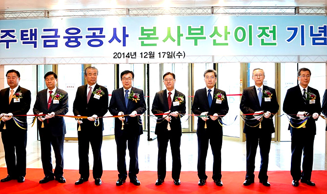 본사 이전식을 가진 김재천 한국주택금융공사 사장과 서병수 부산시장, 고승범 금융위원회 사무처장