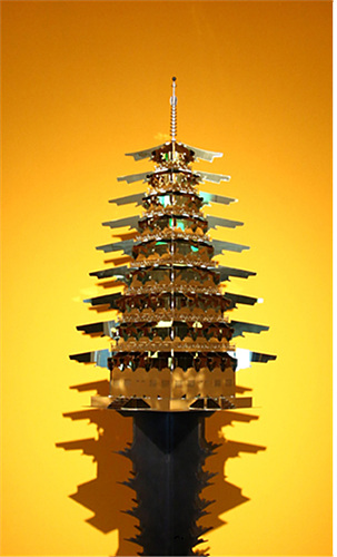 발굴된 미래, 티타늄 골드, 철, 80x80x270cm, 2011