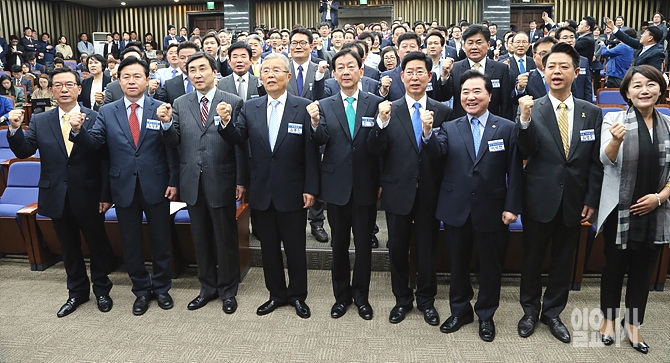 지난달 20일, 서울 여의도 국회서 열린 '더민주 당선인 대회'서 참석자들이 주먹을 쥐어 보이며 파이팅을 외치고 있다.