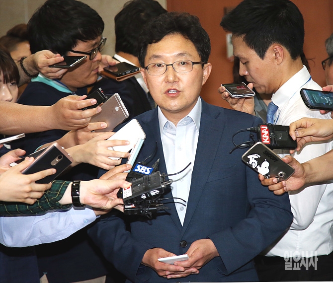 지난 17일, 서울 여의도 국회 정론관 앞에서 새누리당 혁신위원장 사퇴 기자회견 직후 취재진의 질문에 답변하는 김용태 의원