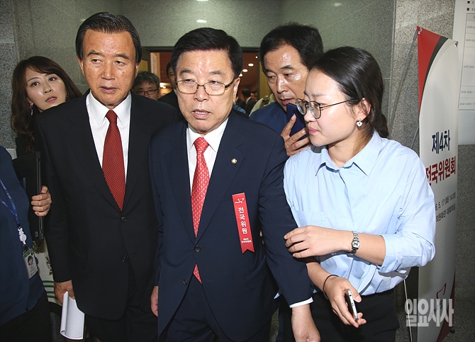 지난 17일, 서울 여의도 국회서 새누리당 김광림 정책위의장 등 전국위원들이 전국위가 무산되자 허탈한 표정으로 회의장을 빠져나오고 있다.