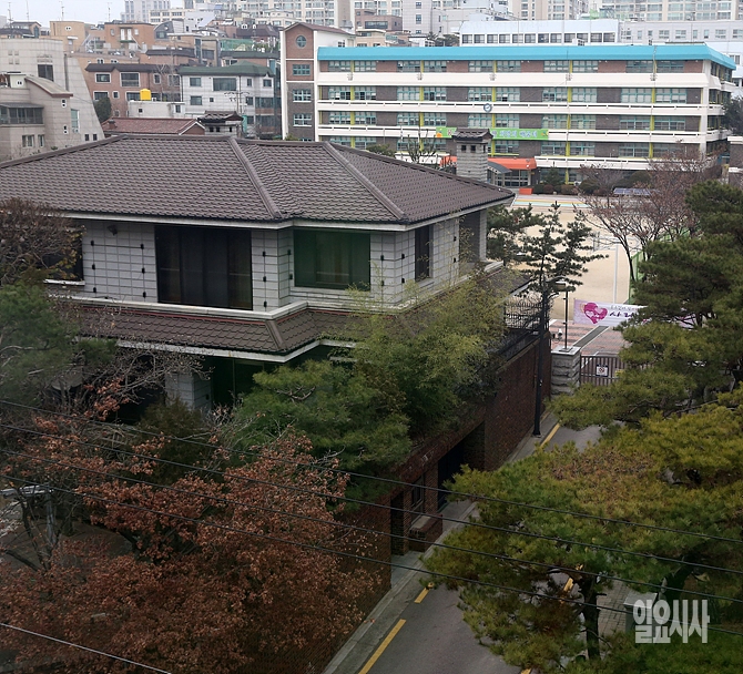 박근혜 대통령 사저 바로 옆에 삼름초등학교 후문이 위치해 있다.