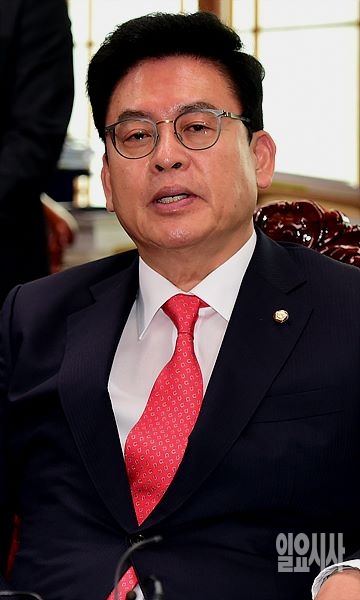 정우택 자유한국당 원내대표 겸 대표 권한대행