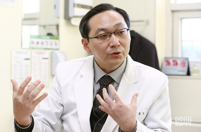<일요시사>와 인터뷰 갖는 중앙보훈병원 임국종 교수