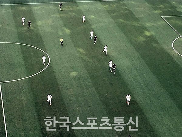 오른쪽 진영에 4명의 수비수가 있는 포백