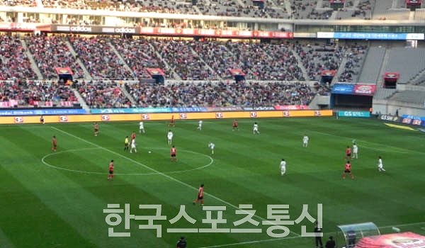 왼쪽 진영에 일렬로 세 명의 수비수가 있는 스리백