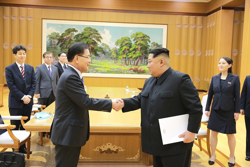 악수 나누는 정의용 국가안보실장과 김정은 북한 노동당 위원장