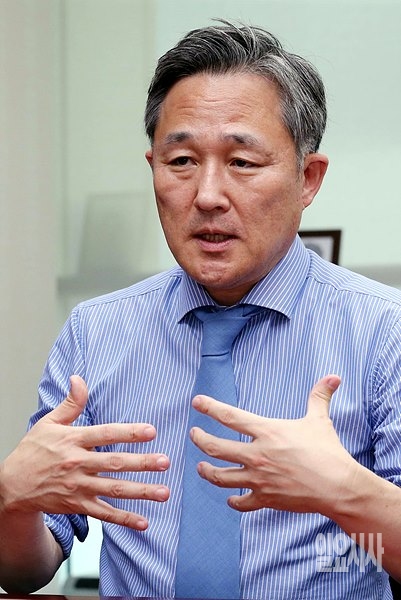 표창원 더불어민주당 의원이 <일요시사>와 인터뷰를 갖고 있다.