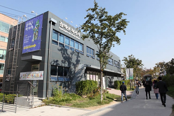 경의중앙선 홍대입구역 6번 출구로 나와 경의선책거리 운영사무실부터 들르자. 경의중앙선 홍대입구역 6번 출구로 나와 경의선책거리 운영사무실부터 들르자.