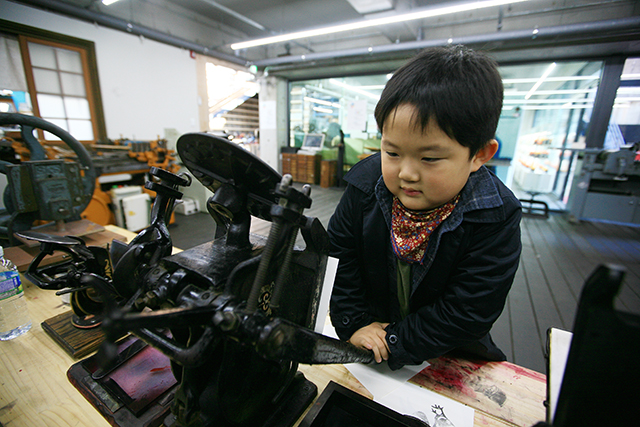 ▲ 출판도시활판인쇄박물관 활자의숲에서 인쇄 체험을 하는 어린이