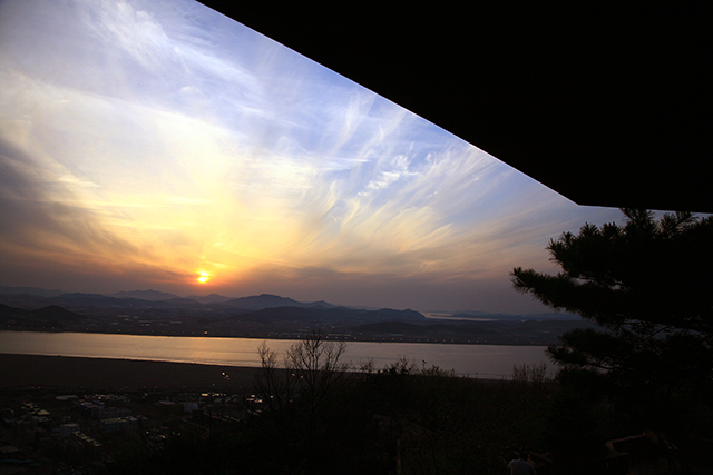 심학산 정상서 바라본 강화도의 일몰 ▲ 심학산 정상에서 바라본 강화도의 일몰