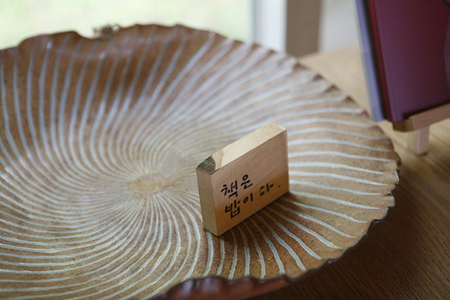 그릇 장식 하나에도 예술미가 풍긴다. ▲ 그릇 장식 하나에도 예술미가 풍긴다.