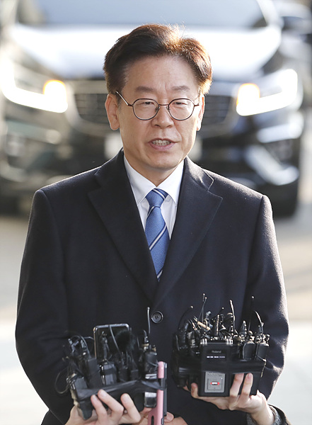취재진 질문에 답변하는 이재명 경기도지사 ▲ 취재진 질문에 답변하는 이재명 경기도지사