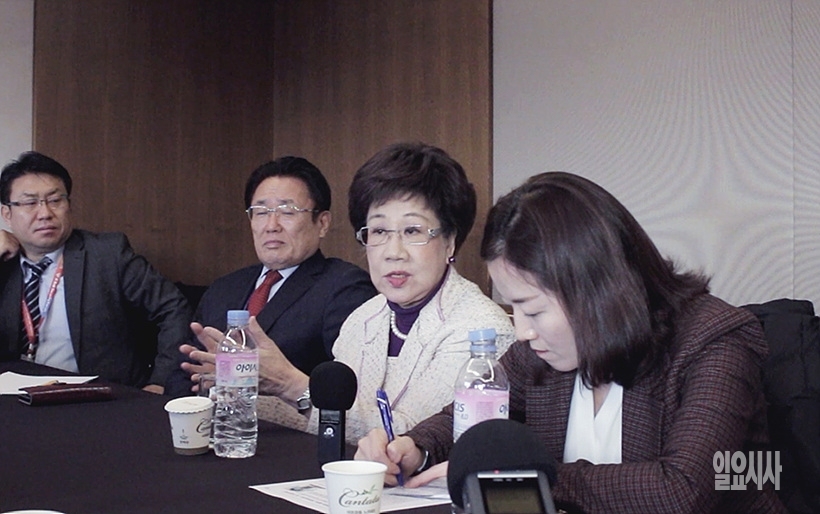 ▲ 뤼슈렌 전 대만 부총통(사진 가운데)이 지난 5일, 서울 프레스센터서 &lt;일요시사&gt;와 인터뷰를 갖고 있다. 왼쪽은 국제 콘퍼런스를 주최한 유준상 21세기경제사회연구원 이사장.