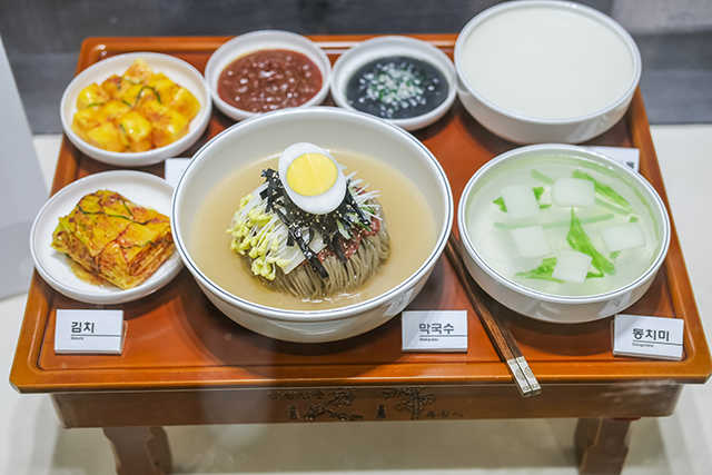 춘천막국수체험박물관에 전시된 막국수 상차림 모형 ▲ 춘천막국수체험박물관에 전시된 막국수 상차림 모형