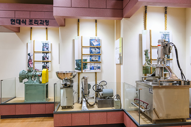 ▲ 박물관에 전시된 현대식 막국수 기계