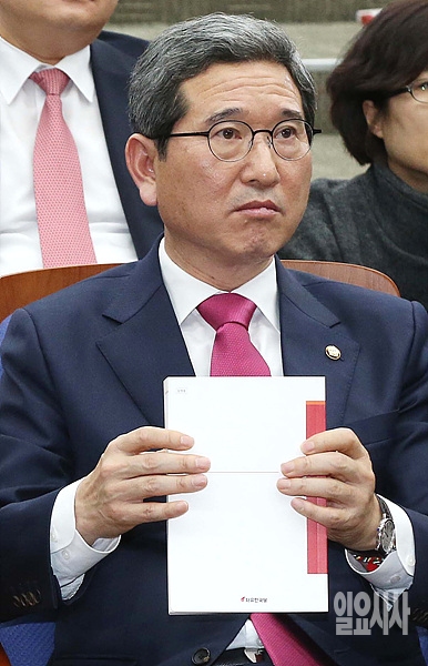 ▲ ▲나경원 원내대표 후보에 밀린 김학용 의원