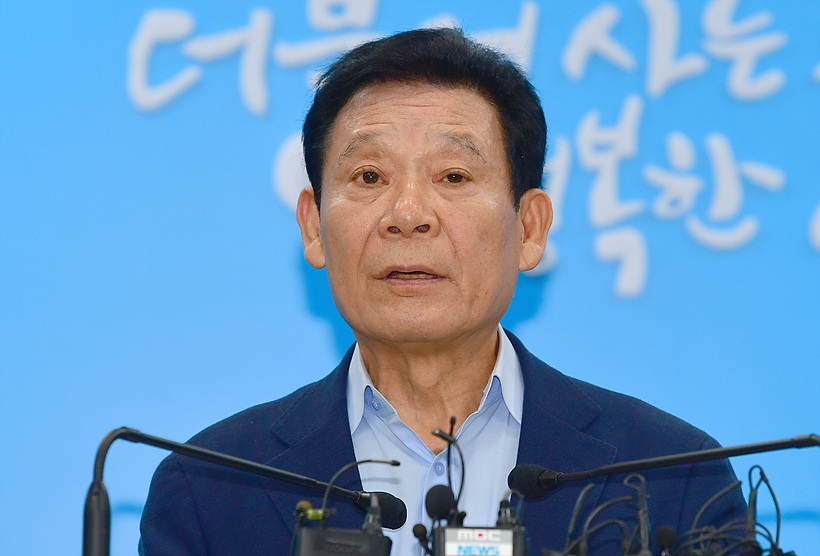 영부인 사칭 사기 사건에 휘말린 윤장현 전 광주시장 ▲ 영부인 사칭 사기 사건에 휘말린 윤장현 전 광주시장