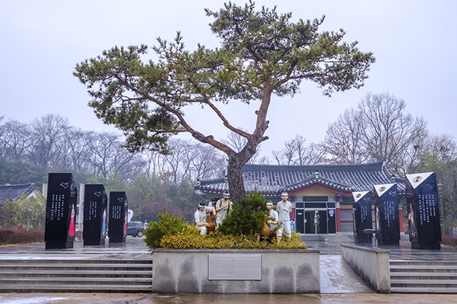 만남의장, 맹약의장, 축제의장 등 춘향전을 테마별로 재현한 춘향테마파크 ▲ 만남의장, 맹약의장, 축제의장 등 춘향전을 테마별로 재현한 춘향테마파크