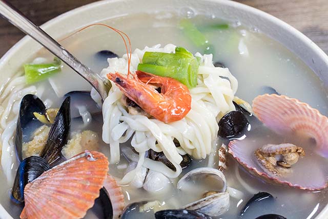 시원한 국물 맛이 일품인 해물칼국수 ▲ 시원한 국물 맛이 일품인 해물칼국수