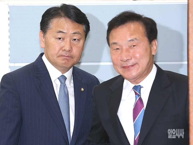 ▲ 손학규 바른미래당 대표(사진 오른쪽)와 김관영 원내대표