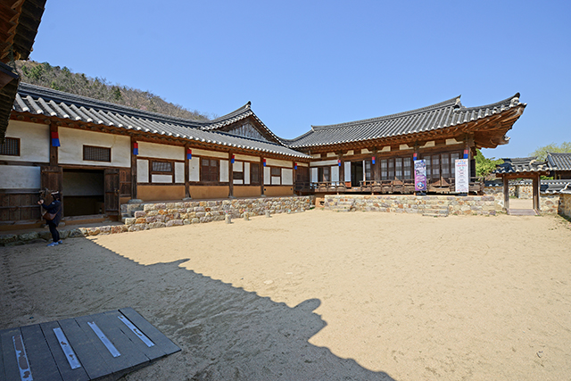 ▲ 월미공원 내 한국전통정원에 재현된 안동하회마을의 양진당