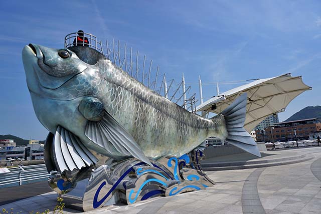 ▲ 녹동 바다정원의 거대한 물고기 모양 전망대