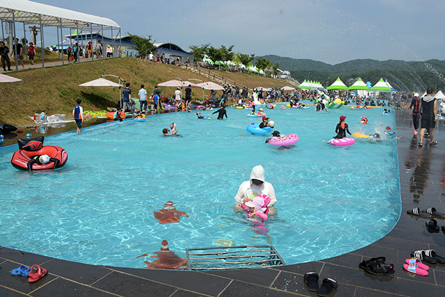 화강 옆에 자리한 대형수영장에서 물놀이하는 사람들 <사진제공:철원군청> ▲ 화강 옆에 자리한 대형수영장에서 물놀이하는 사람들 <사진제공:철원군청>
