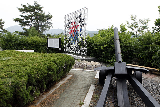 쉬리캠핑장에서 저격능선전투전적비 쪽으로 산책할 수 있다. ▲ 쉬리캠핑장에서 저격능선전투전적비 쪽으로 산책할 수 있다.