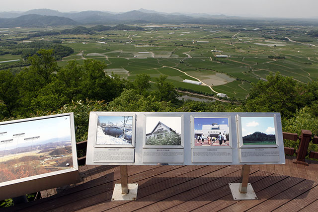 소이산전망대에서 백마고지, 철원역, 농산물검사소, 노동당사 등이 그림처럼 펼쳐진다. ▲ 소이산전망대에서 백마고지, 철원역, 농산물검사소, 노동당사 등이 그림처럼 펼쳐진다.