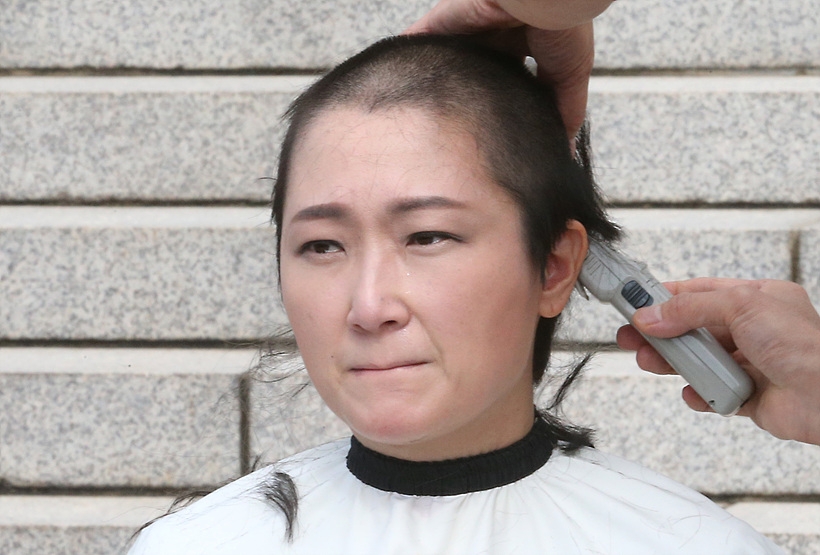 삭발 중인 이언주 무소속 의원 ▲ 삭발 중인 이언주 무소속 의원