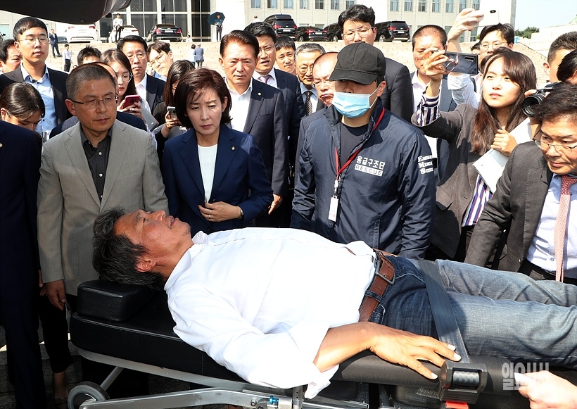 조국 법무부장관의 사퇴를 주장하며 서울 여의도 국회서 단식 중이던 이학재 자유한국당 의원이 지난달 30일, 병원으로 긴급 이송되고 있다. ▲ 조국 법무부장관의 사퇴를 주장하며 서울 여의도 국회서 단식 중이던 이학재 자유한국당 의원이 지난달 30일, 병원으로 긴급 이송되고 있다.