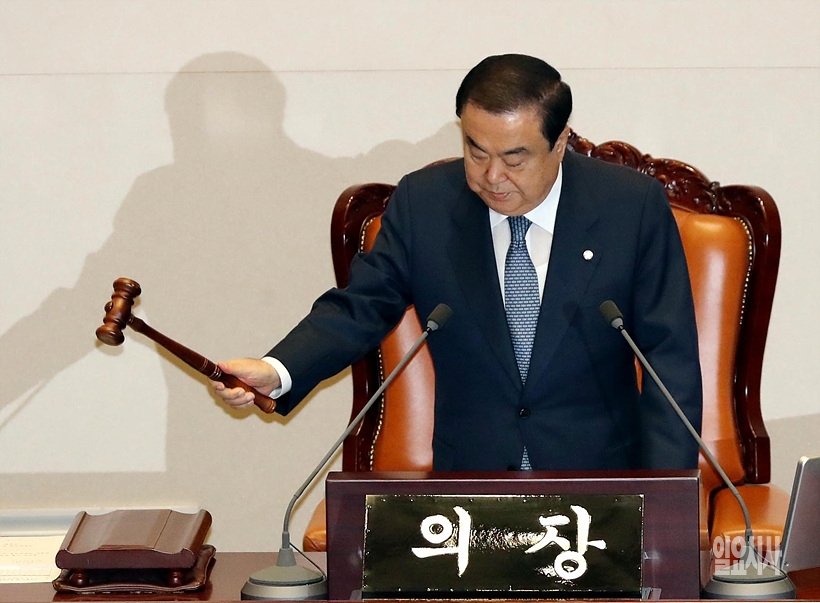 국회가 검찰 개혁안이 담긴 패스트트랙을 12월에 국회 본회의에 부의하기로 하면서 자유한국당의 속내는 복잡해지게 됐다. 사진은 지난 1일, 문의상 국회의장이 본회의 개의를 선언하는 모습. ▲ 국회가 검찰 개혁안이 담긴 패스트트랙을 12월에 국회 본회의에 부의하기로 한 가운데 최근 문희상 국회의장이 본회의 개의를 선언하고 있다.