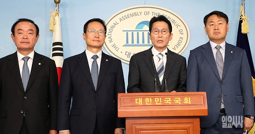 국회 정론관서 기자회견 갖는 장병완(민주평화당)·홍영표(더불어민주당)·윤소하(정의당)·김관영(바른미래당) 전 원내대표 ▲ ▲국회 정론관서 기자회견 갖는 장병완(민주평화당)·홍영표(더불어민주당)·윤소하(정의당)·김관영(바른미래당) 전 원내대표
