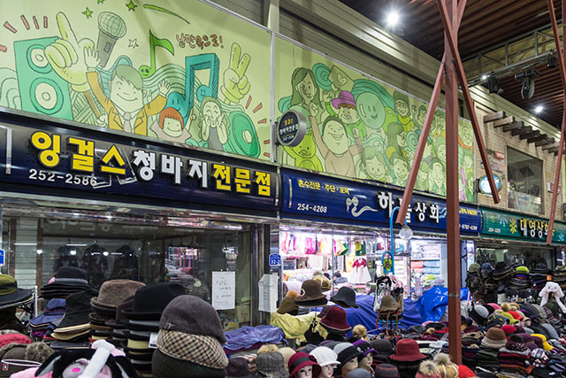 곳곳에 개성 넘치는 그림이 있는 춘천낭만시장 ▲ 곳곳에 개성 넘치는 그림이 있는 춘천낭만시장