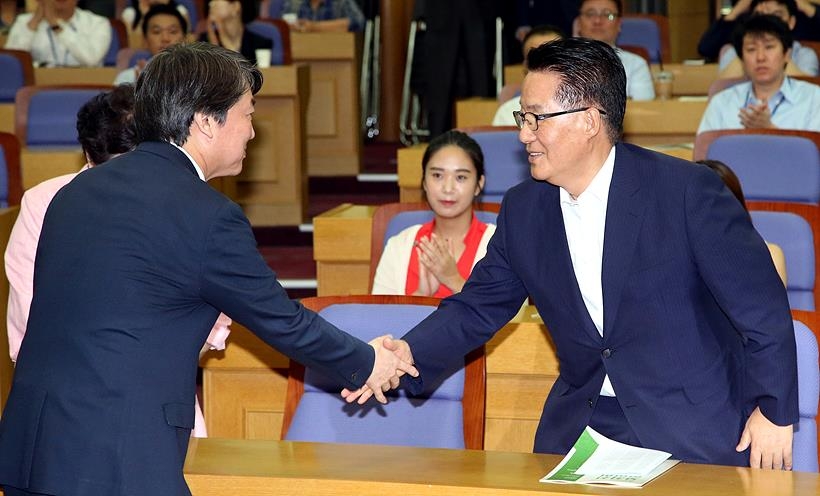 ▲ 악수 나누는 안철수 전 국민의당 대표와 박지원 대안신당 의원