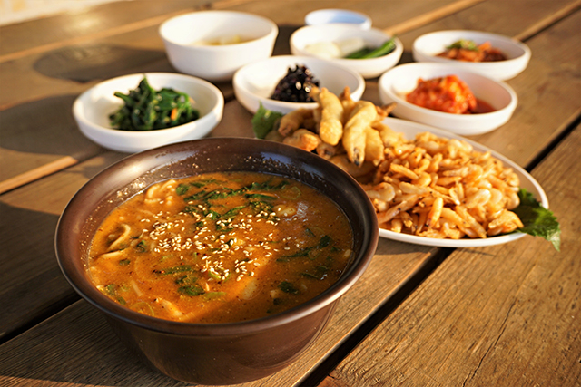 ▲ 예당호 ‘대흥식당’의 어죽과 튀김