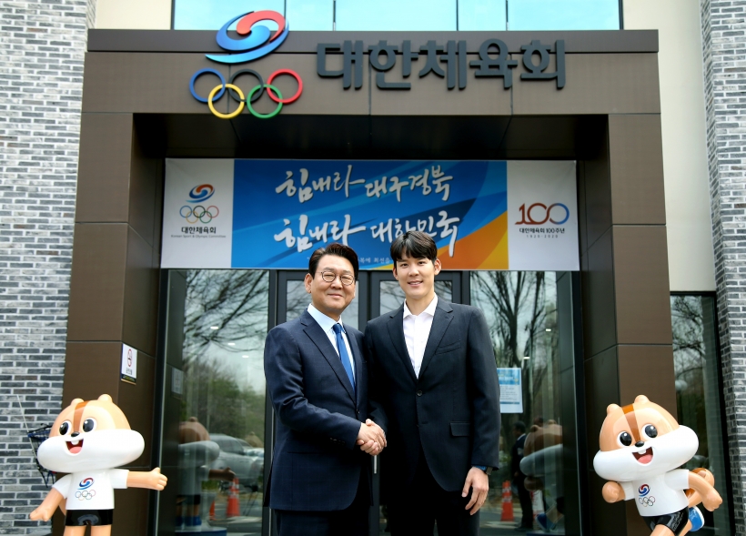 김교흥 대한체육회 부회장(사진 왼쪽)과 박태환 ▲ 김교흥 부회장과 박태환