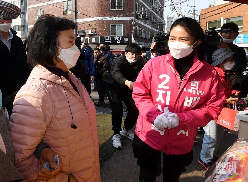 ▲ 지상욱 미래통합당 후보의 아내인 심은하가 유세 활동을 벌이고 있다. ⓒ문병희 기자