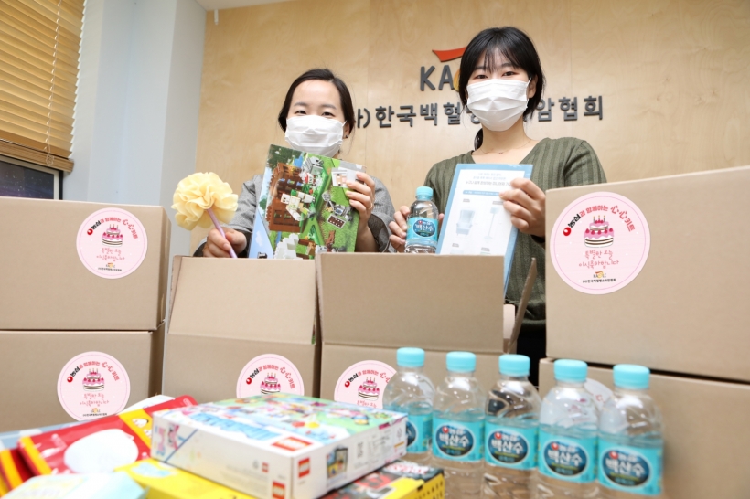 ▲ 한국백혈병소아암협회 직원들이 농심 심심키트를 포장하고 있다