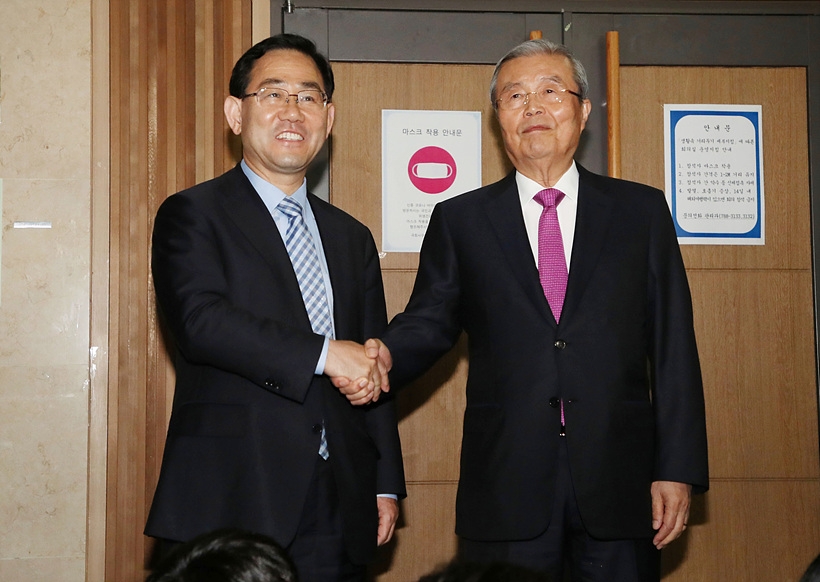 악수 나누는 김종인 미래통합당 비상대책위원장(사진 오른쪽)과 주호영 원내대표 ▲ 악수 나누는 김종인 미래통합당 비상대책위원장(사진 오른쪽)과 주호영 원내대표