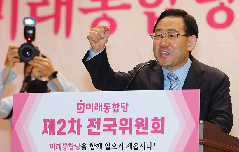 지난달 24일, 서울 여의도 국회서 열린 미래통합당 제2차 전국위원회서 구호 외치는 주호영 원내대표 ▲ ▲지난달 24일, 서울 여의도 국회서 열린 미래통합당 제2차 전국위원회서 구호 외치는 주호영 원내대표