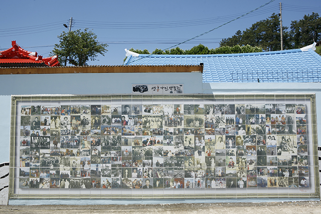 ▲ 마을 사람들이 찍은 사진으로 제작한 타일 200여 개가 벽을 채운 ‘연홍사진박물관’