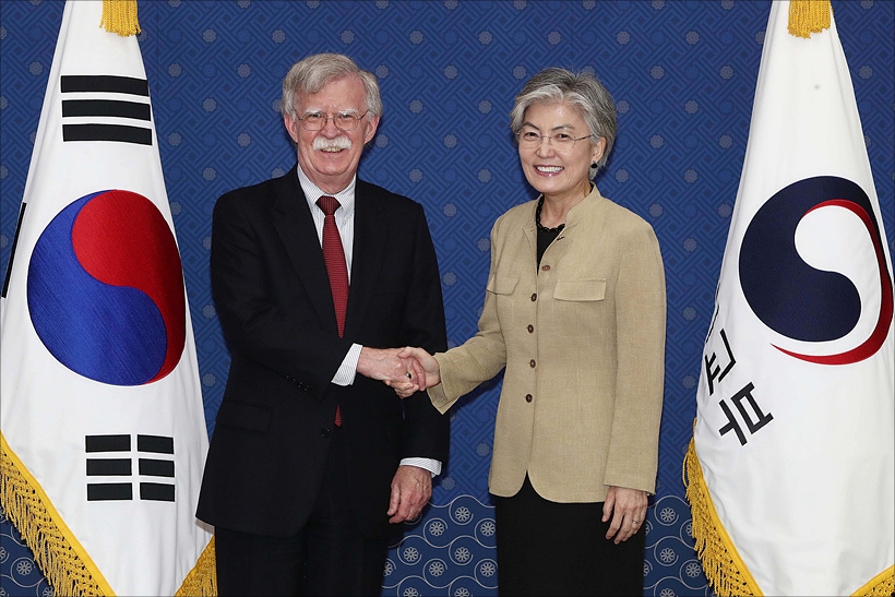 악수 나누는 강경화 외교부 장관(사진 오른쪽)과 존 볼턴 전 백악관 국가안보보좌관 ▲ 악수 나누는 강경화 외교부 장관과 존 볼턴 전 미국 국가안보보좌관