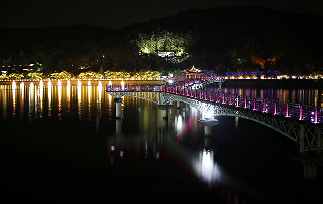 ▲ 한국관광공사가 선정한 ‘야간 관광 100선’에 이름을 올린 월영교