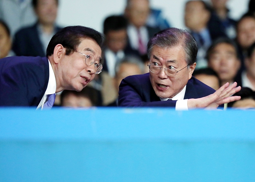 ▲ 대화 나누는 문재인 대통령(사진 오른쪽)과 박원순 서울시장